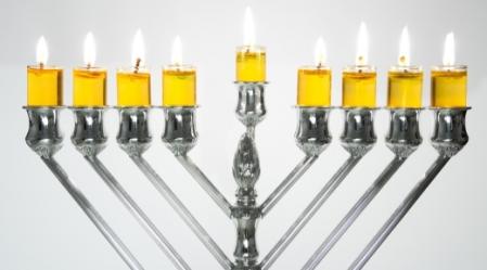 "המדליק נר מנר – הנר דולק וחברו אינו חסר"   במדבר רבה, פרשה י"ג