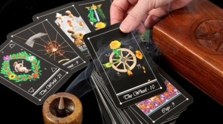 בחירת קלפי טארוט היא עניין אינטואיטיבי.