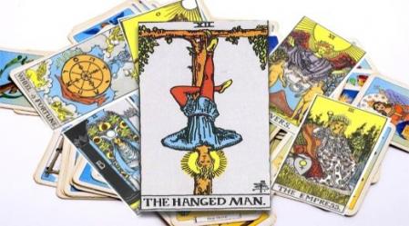 סמלים מהמיתולוגיה היוונית - קלף התלוי